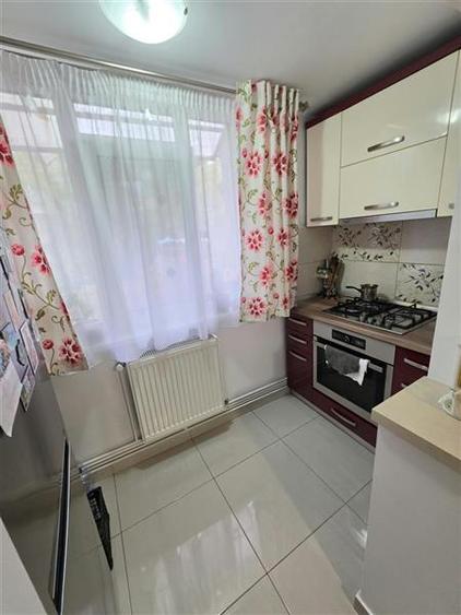 Apartament cu 4 camere decomandat, mobilat în Nicolina