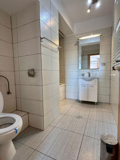 Apartament cu 4 camere semidecomandat, mobilat în Decebal