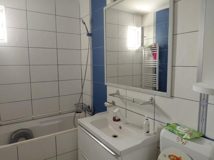 Apartament cu 3 camere semidecomandat în Abator