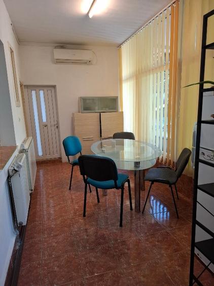 Apartament cu 3 camere semidecomandat, mobilat în Complex Studențesc