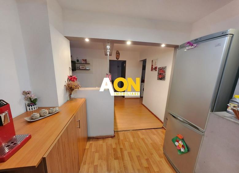 Apartament cu 4 camere decomandat în Cetate