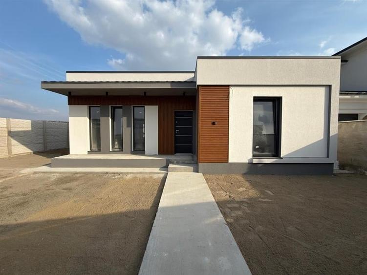 Casă individuală cu 4 camere cu Teren 400 Mp în Cârcea
