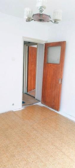 Apartament cu 3 camere semidecomandat în Berceni