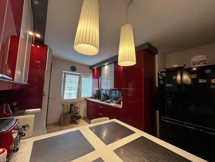 Apartament cu 6 camere decomandat, mobilat în Băneasa