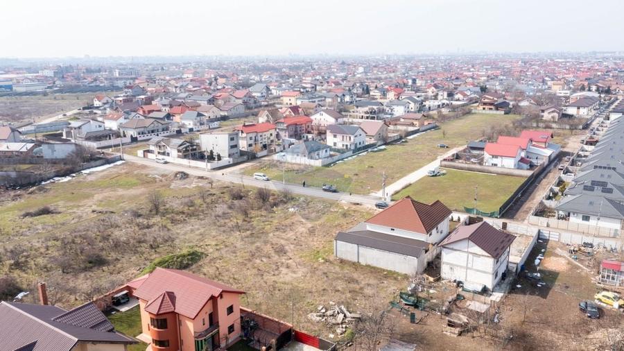 Teren Construcții intravilan de 1833 mp, în Est