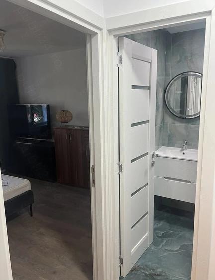Apartament cu 3 camere semidecomandat în Soarelui
