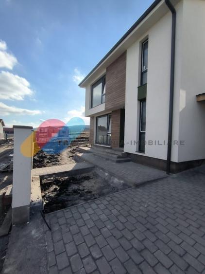 Duplex cu 4 camere cu Canalizare în Chinteni