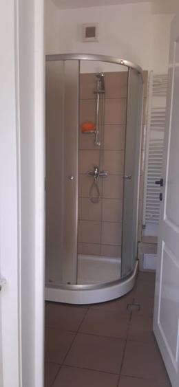 Apartament cu 3 camere semidecomandat în Centrul Civic