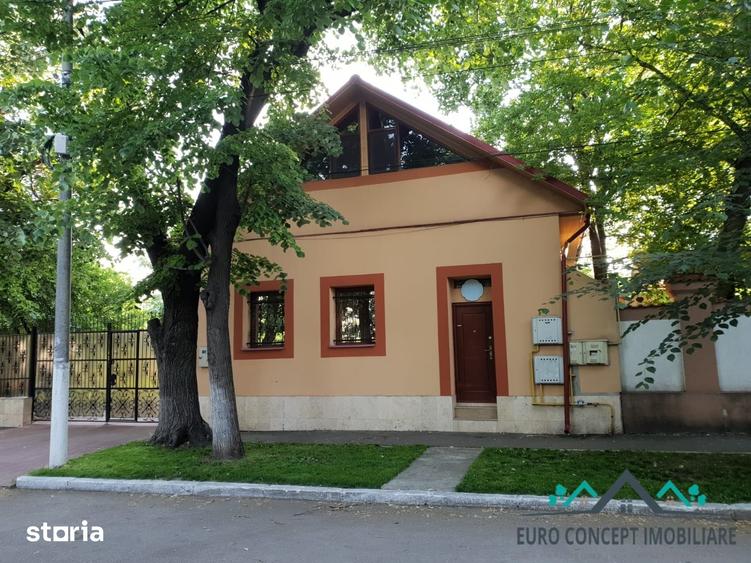 Casă cu Teren 1657 Mp în Central