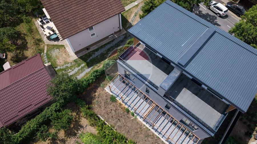 Casă cu 5 camere cu Teren 250 Mp în Mărăști