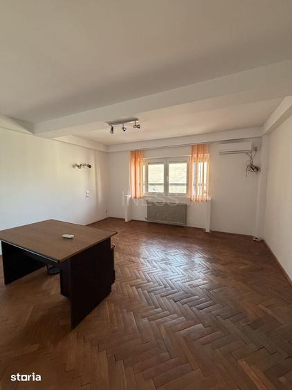 Apartament cu 4 camere în Victoriei