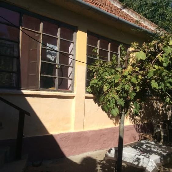 Casă individuală cu 3 camere cu Teren 3300 Mp în Central