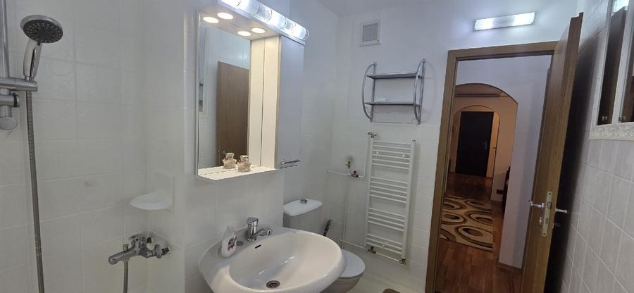 Apartament cu 3 camere semidecomandat în Torontalului