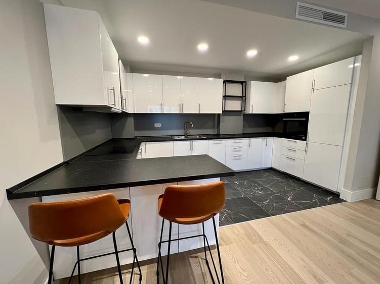 Apartament cu 3 camere decomandat, mobilat în Iancu Nicolae