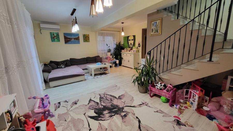 Duplex cu 5 camere cu Canalizare în Roșu