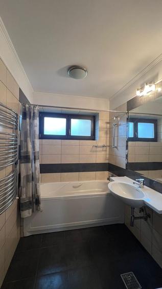 Casă individuală cu 7 camere cu Canalizare în Băneasa