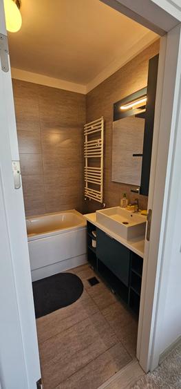 Apartament cu 3 camere semidecomandat în Panduri
