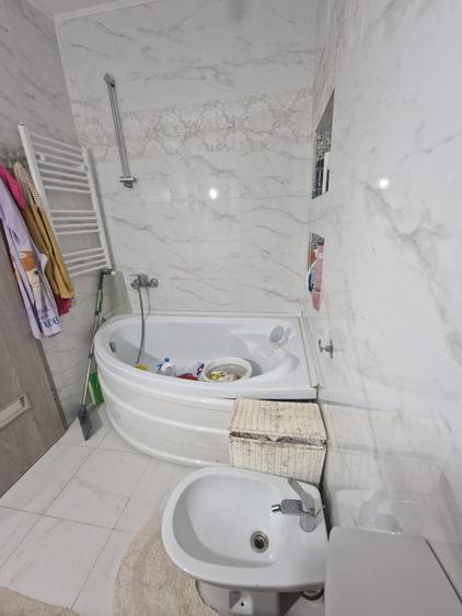 Apartament cu 3 camere semidecomandat, mobilat în Păcurari