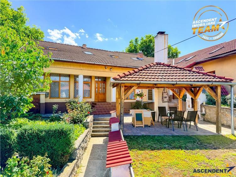 Casă cu 9 camere cu Teren 547 Mp în Central