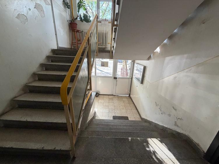 Apartament cu 3 camere semidecomandat, mobilat în Titan