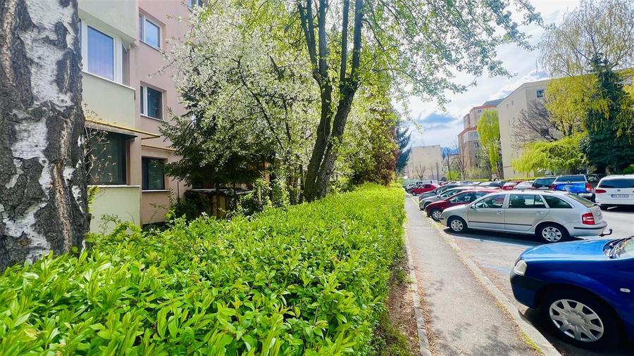 Apartament cu 3 camere semidecomandat în Astra