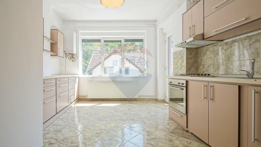 Casă individuală cu 24 camere cu Teren 3140 Mp în Schei