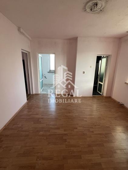 Casă individuală cu 8 camere cu Canalizare în Boș