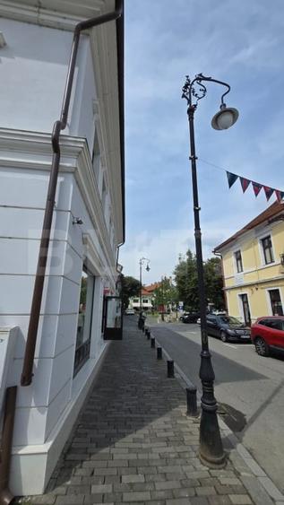 Apartament cu 3 camere decomandat, mobilat în Est