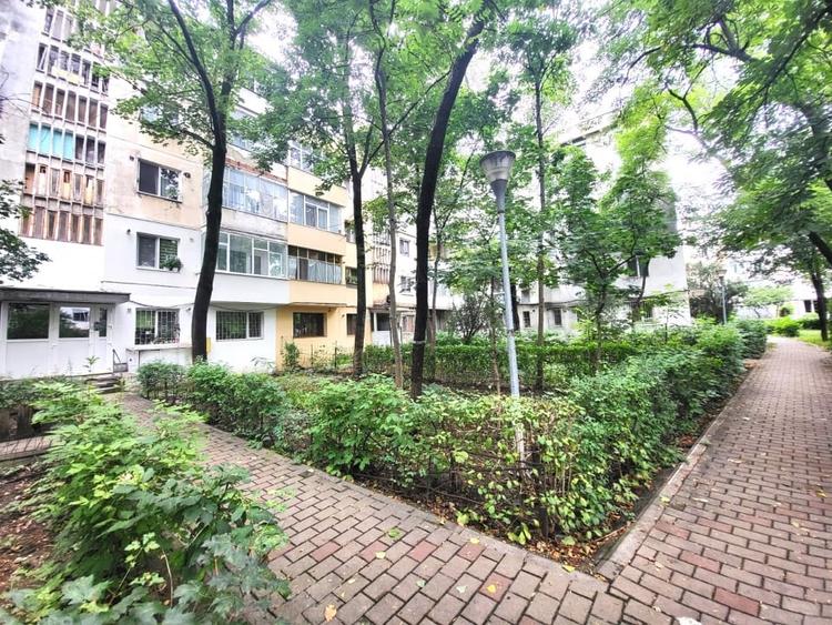 Apartament cu 2 camere semidecomandat în Podu Roș