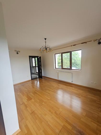Casă cu 9 camere cu Garaj în Valea Lupului