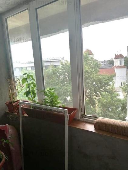 Apartament cu 3 camere semidecomandat în Obor