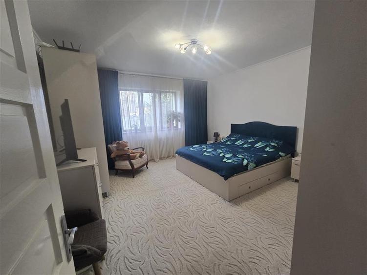 Apartament cu 3 camere decomandat, mobilat în Exterior Est