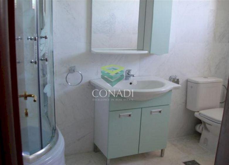 Casă individuală cu 10 camere cu Canalizare în Băneasa
