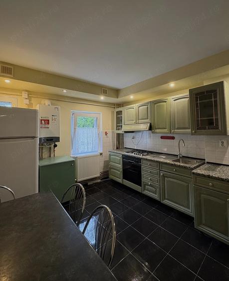 Apartament cu 3 camere decomandat în Aradului