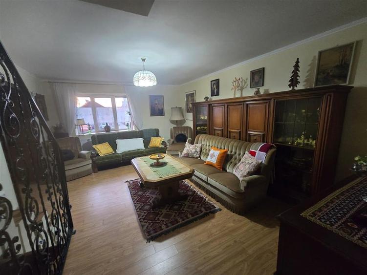Casă individuală cu 6 camere cu Canalizare în Cincu