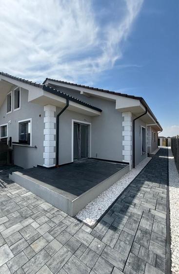 Casă cu 3 camere decomandat în Moșnița Nouă
