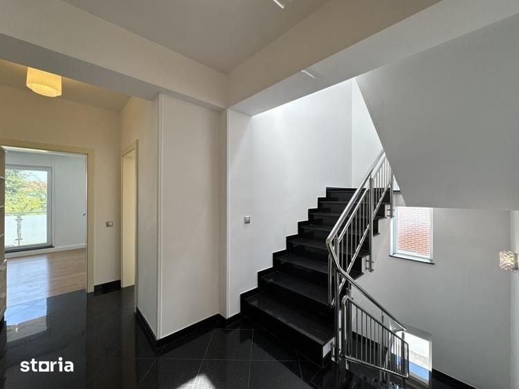 Casă cu 8 camere cu Teren 500 Mp în Odăi