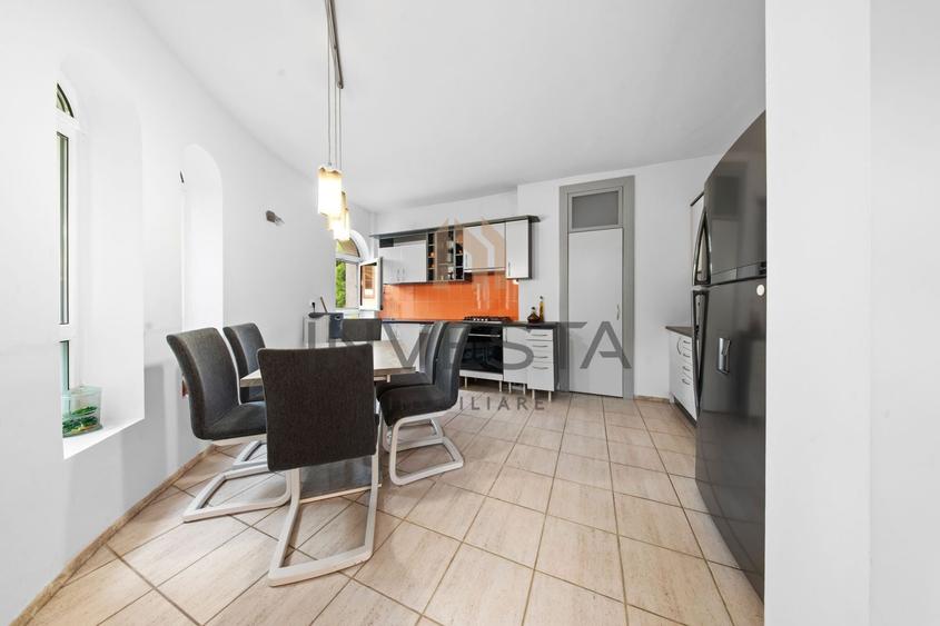 Casă individuală cu 8 camere cu Canalizare în Zorilor