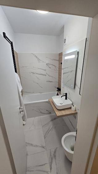 Apartament cu 3 camere decomandat în Runcu