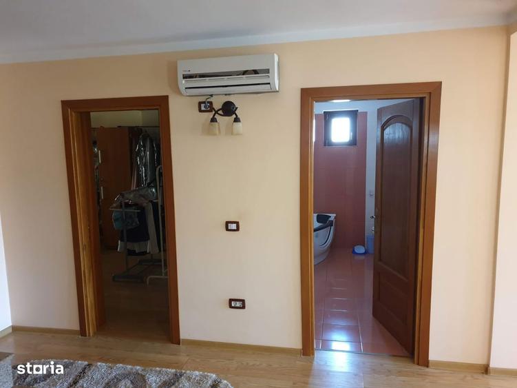 Casă cu 10 camere cu Teren 700 Mp în Obor