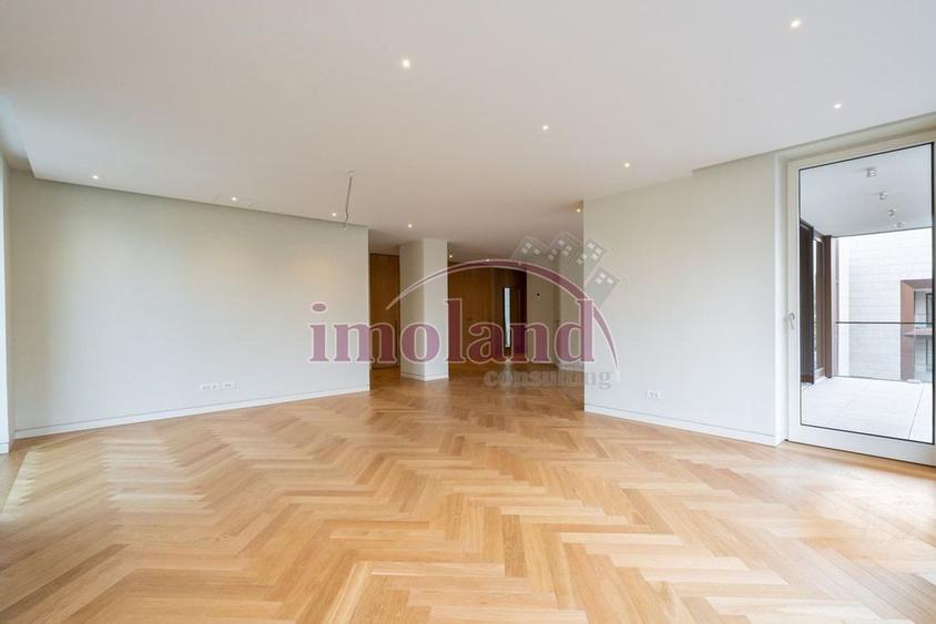 Apartament cu 4 camere decomandat în Dorobanți