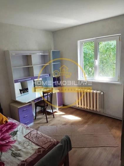 Apartament cu 3 camere semidecomandat, mobilat în Bicaz