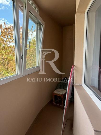 Apartament cu 3 camere semidecomandat, mobilat în Nufărul