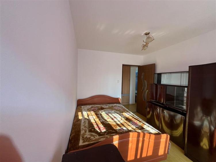 Apartament cu 3 camere decomandat, mobilat în Est