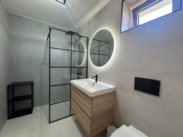 Apartament cu 3 camere semidecomandat în Sisești