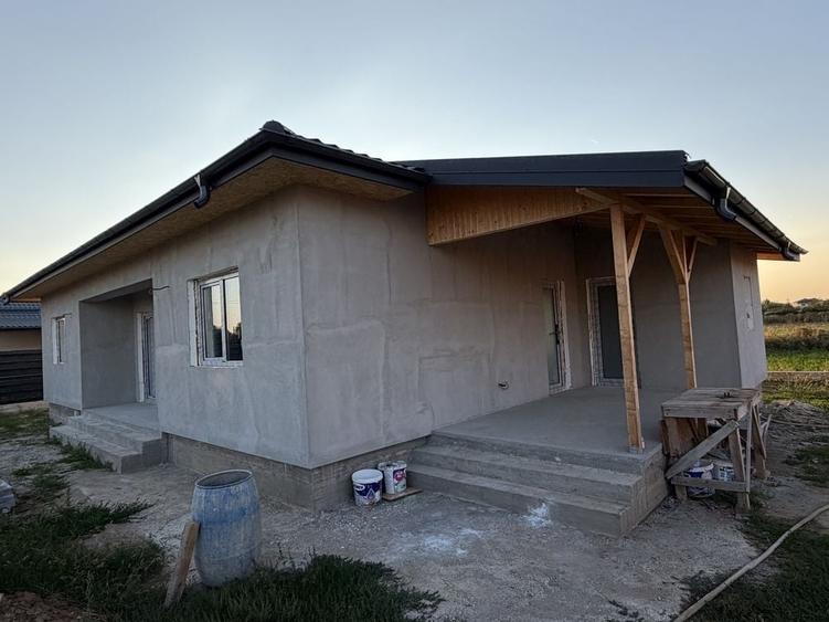 Casă cu 4 camere cu Teren 500 Mp în Joița