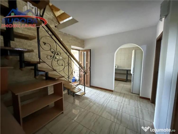 Casă cu 10 camere cu Teren 300 Mp în Dallas