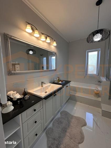 Casă cu 5 camere cu Teren 250 Mp în Central