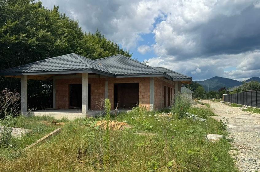 Casă cu 3 camere în Satu Nou de Sus