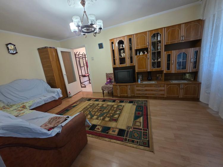 Apartament cu 3 camere semidecomandat în Viziru 1